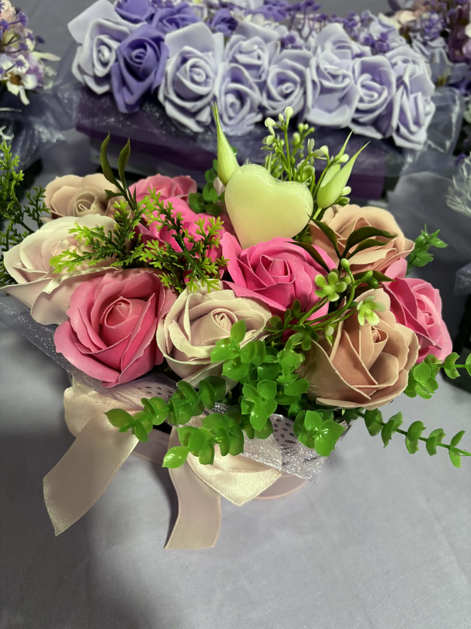 Нежна розова кашпа с изкуствени рози