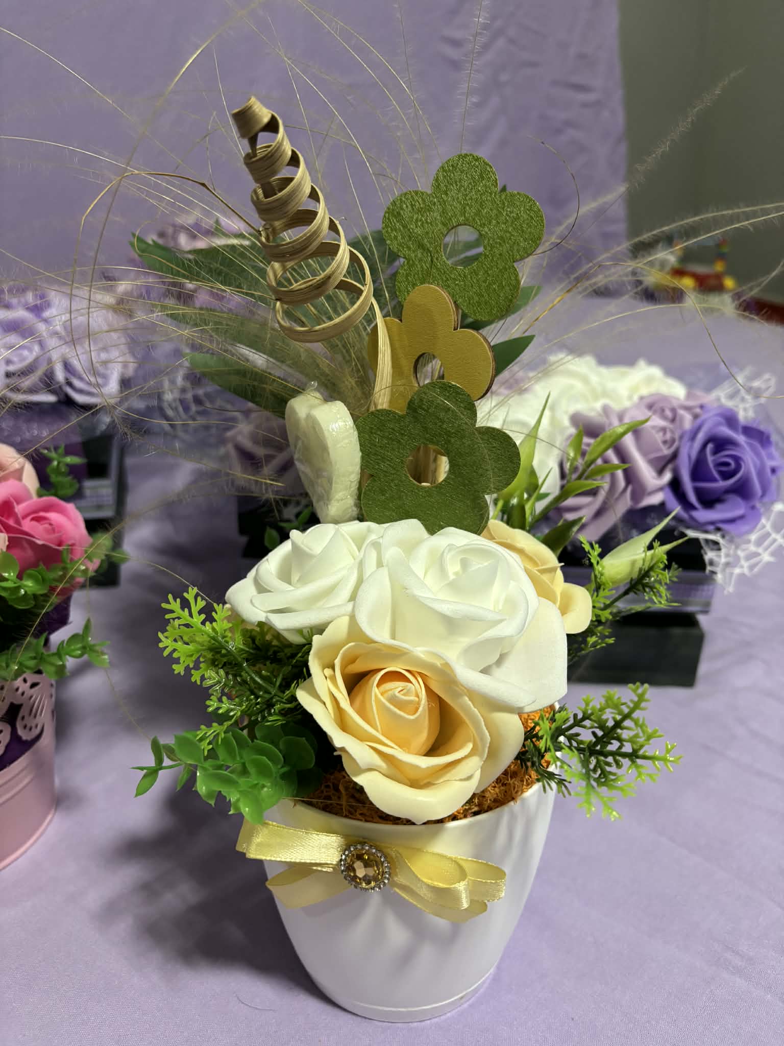 Елегантна бяла малка кашпа с изкуствени рози