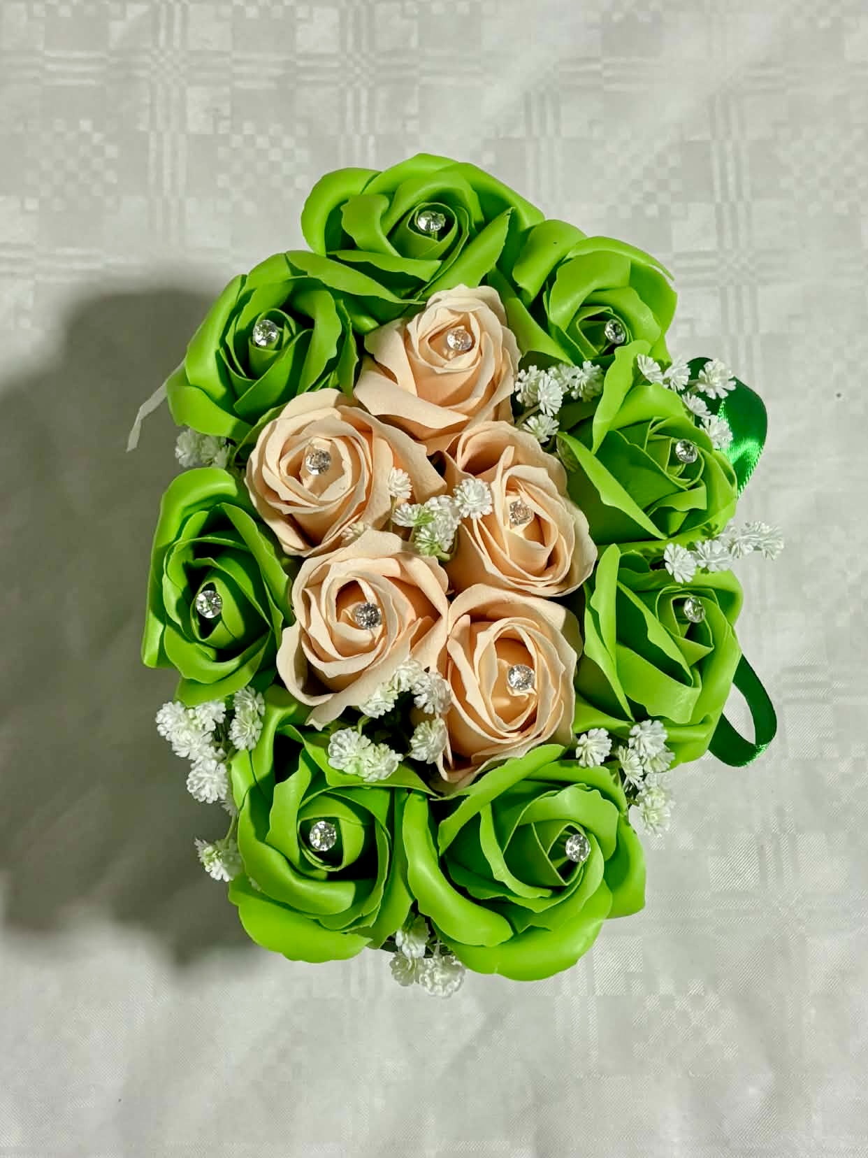 Екзотична зелена и прасковена кашпа с декоративни рози 2