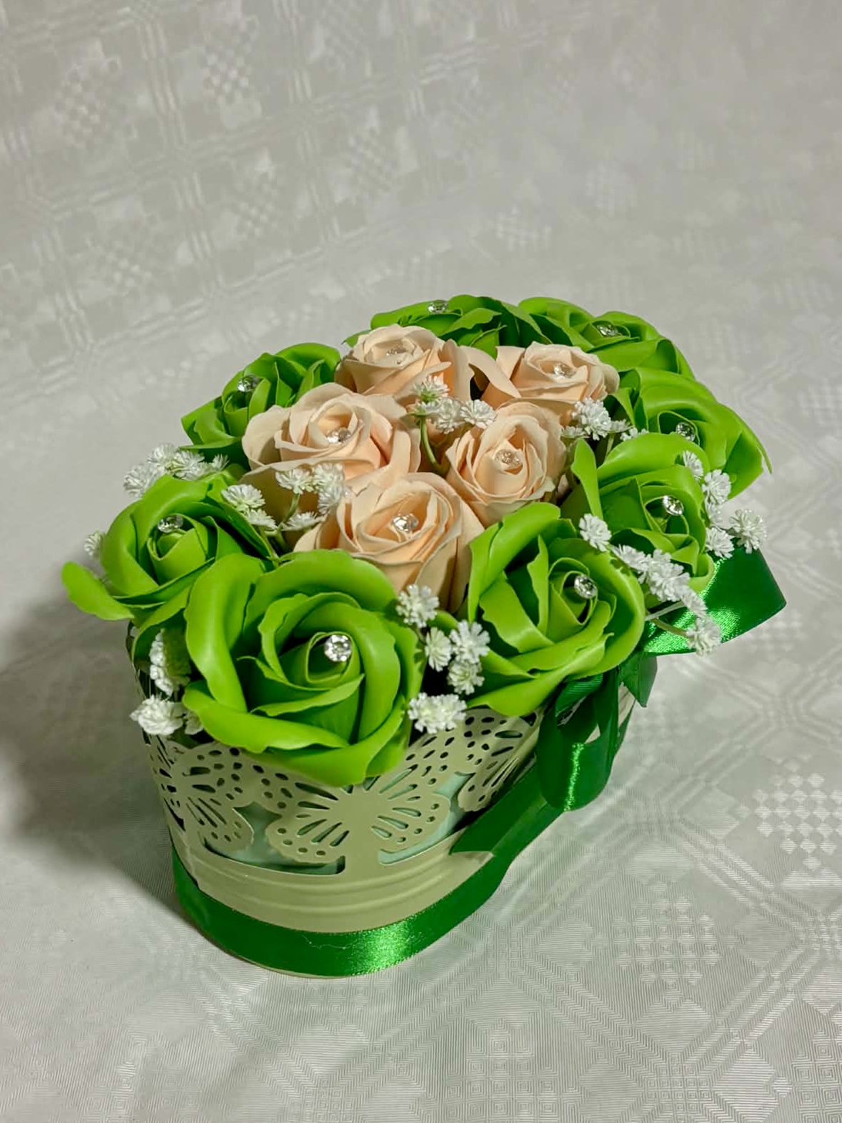 Екзотична зелена и прасковена кашпа с декоративни рози 3