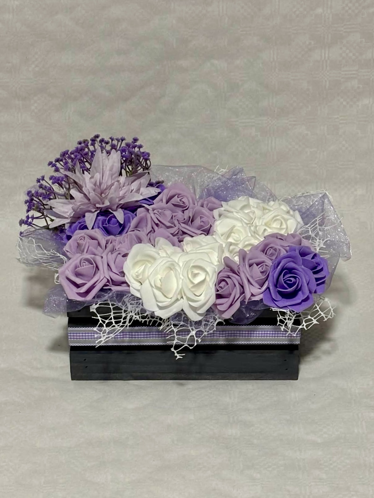 Пищна аранжировка в лилаво и бяло в дървена щайга