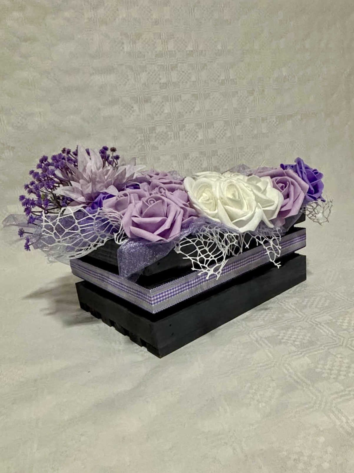 Пищна аранжировка в лилаво и бяло в дървена щайга 3