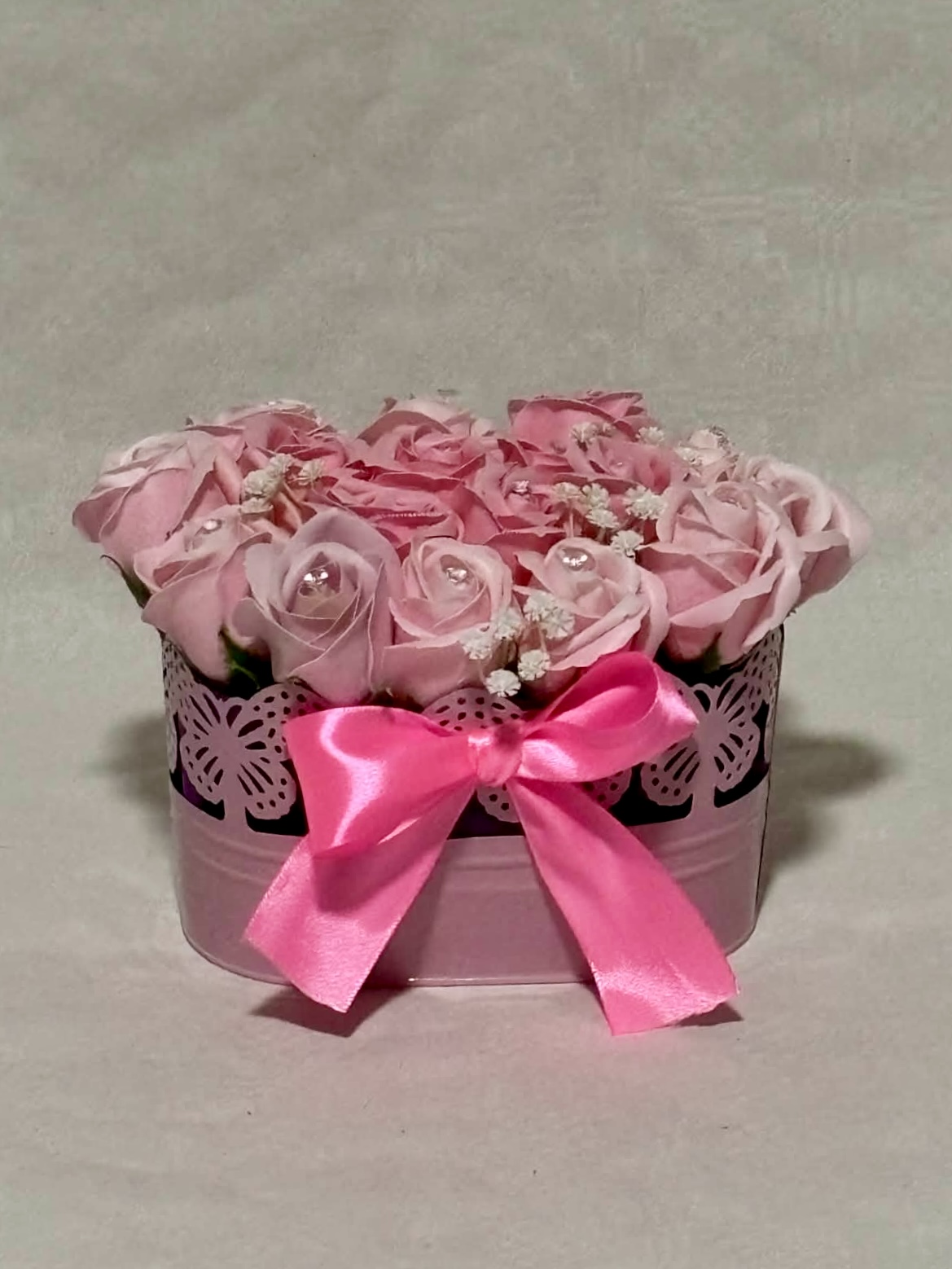 Нежна розова кашпа с панделка и вечни рози