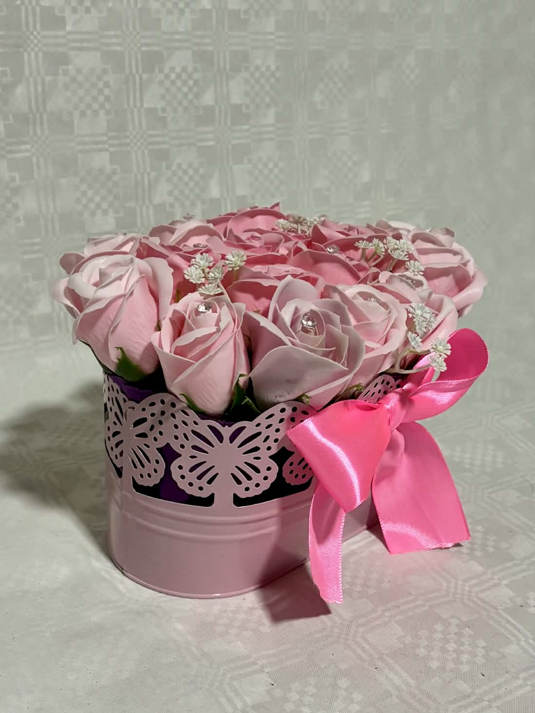 Нежна розова кашпа с панделка и вечни рози 2