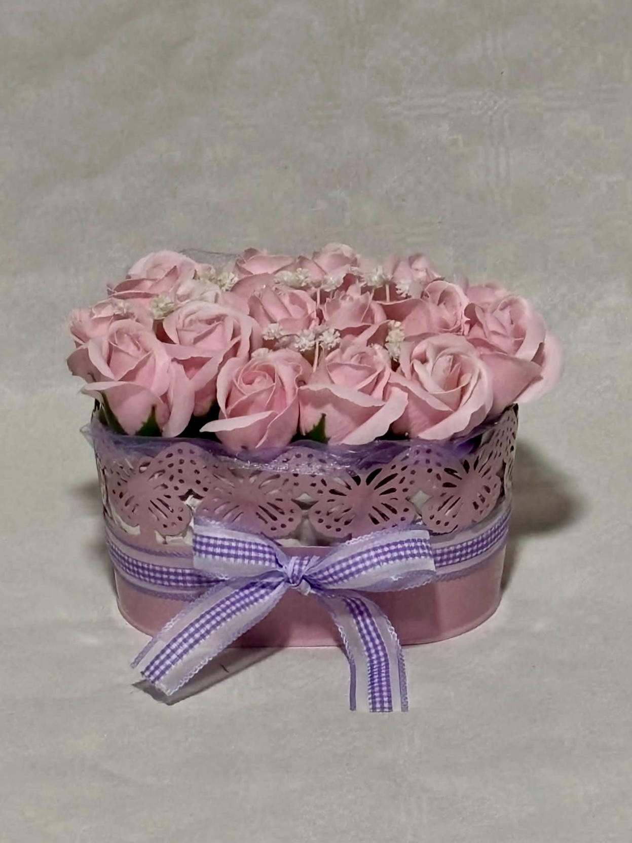 Стилна розова кашпа с лилава панделка и вечни цветя
