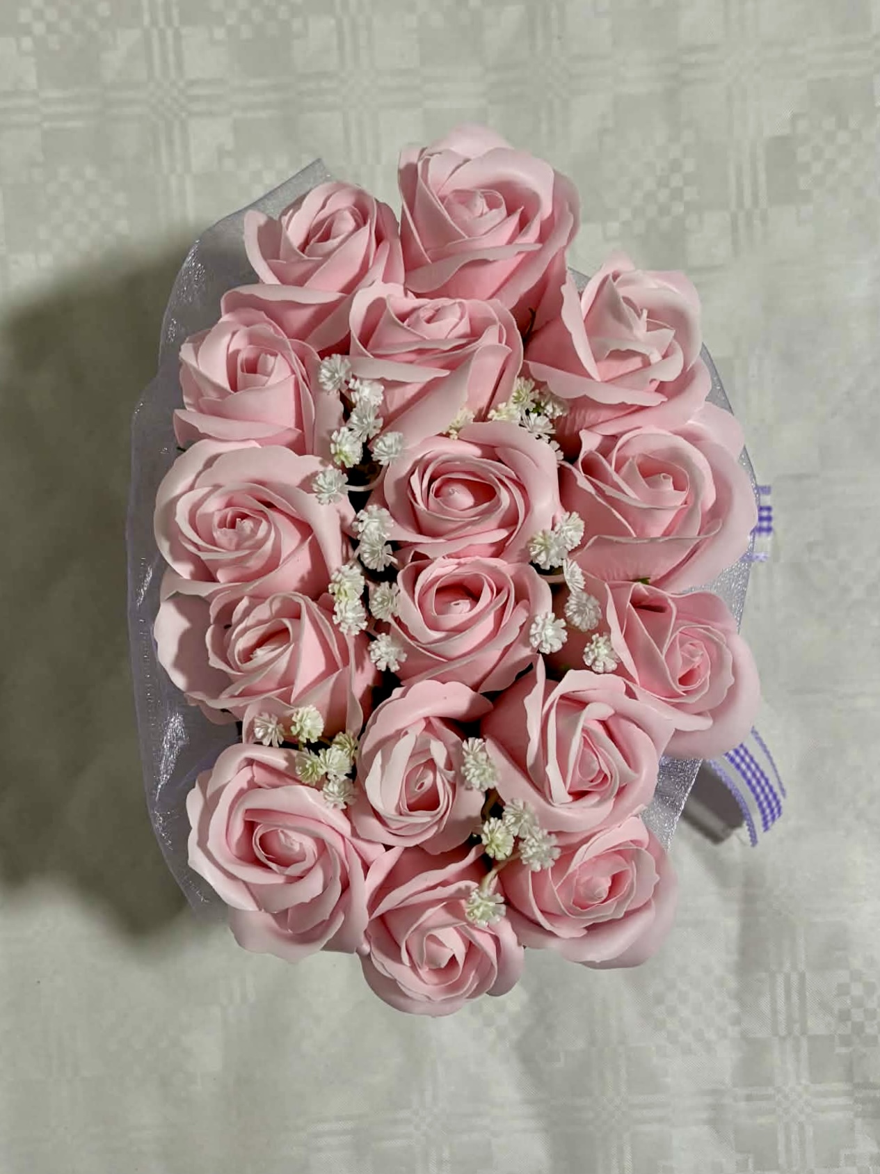 Стилна розова кашпа с лилава панделка и вечни цветя 3