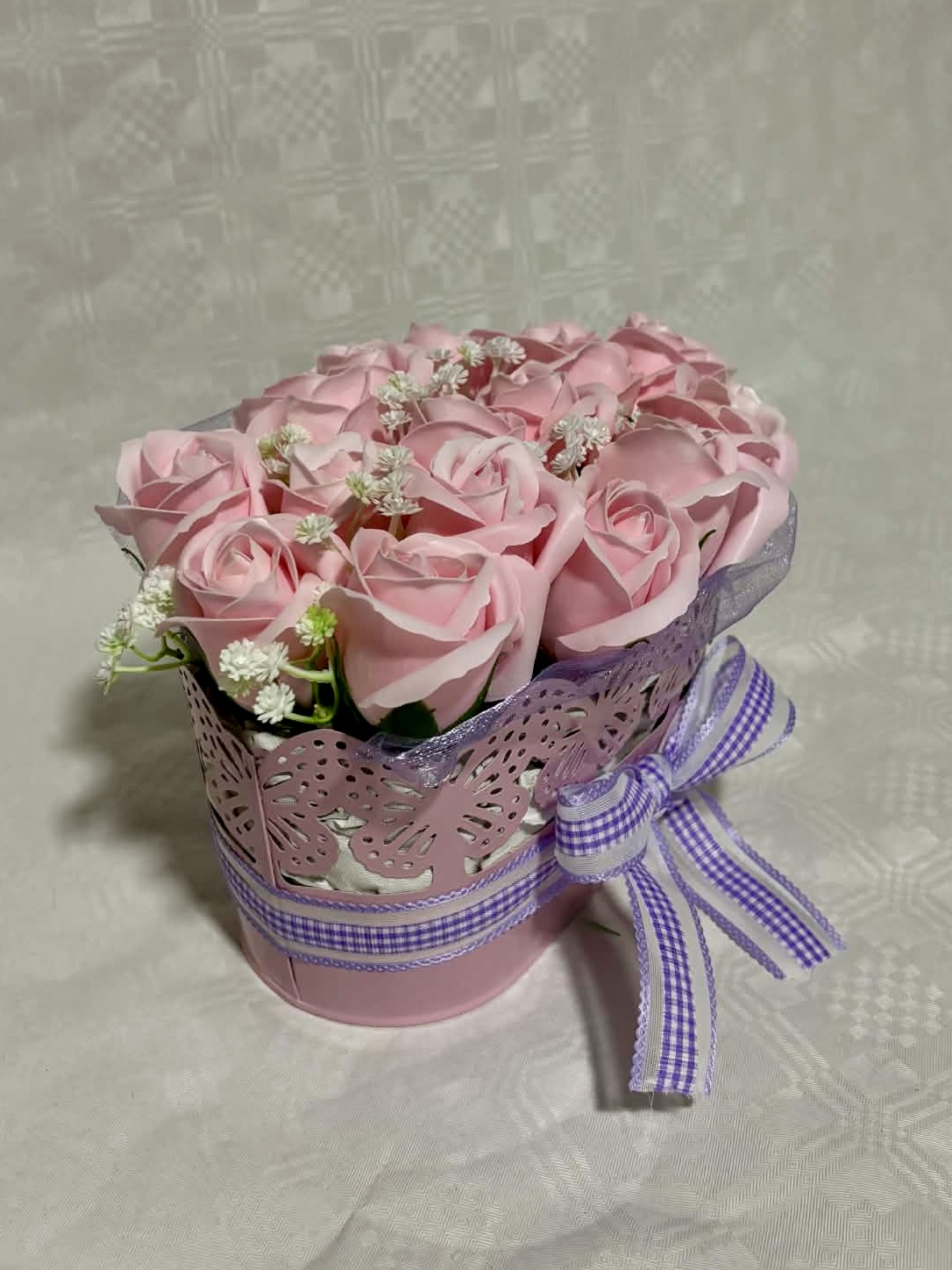 Стилна розова кашпа с лилава панделка и вечни цветя 2