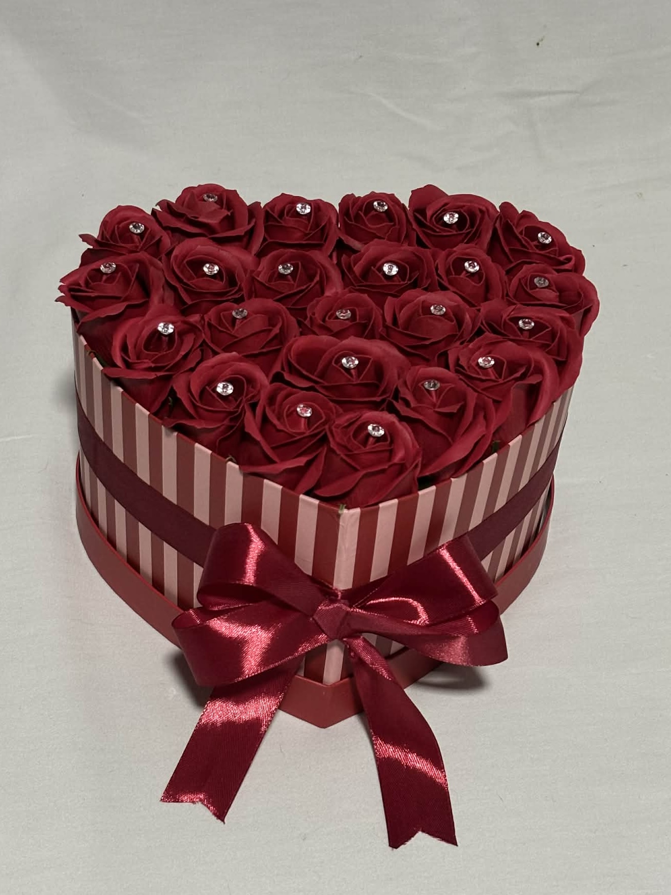 Луксозно червено сърце с вечни рози и кристали