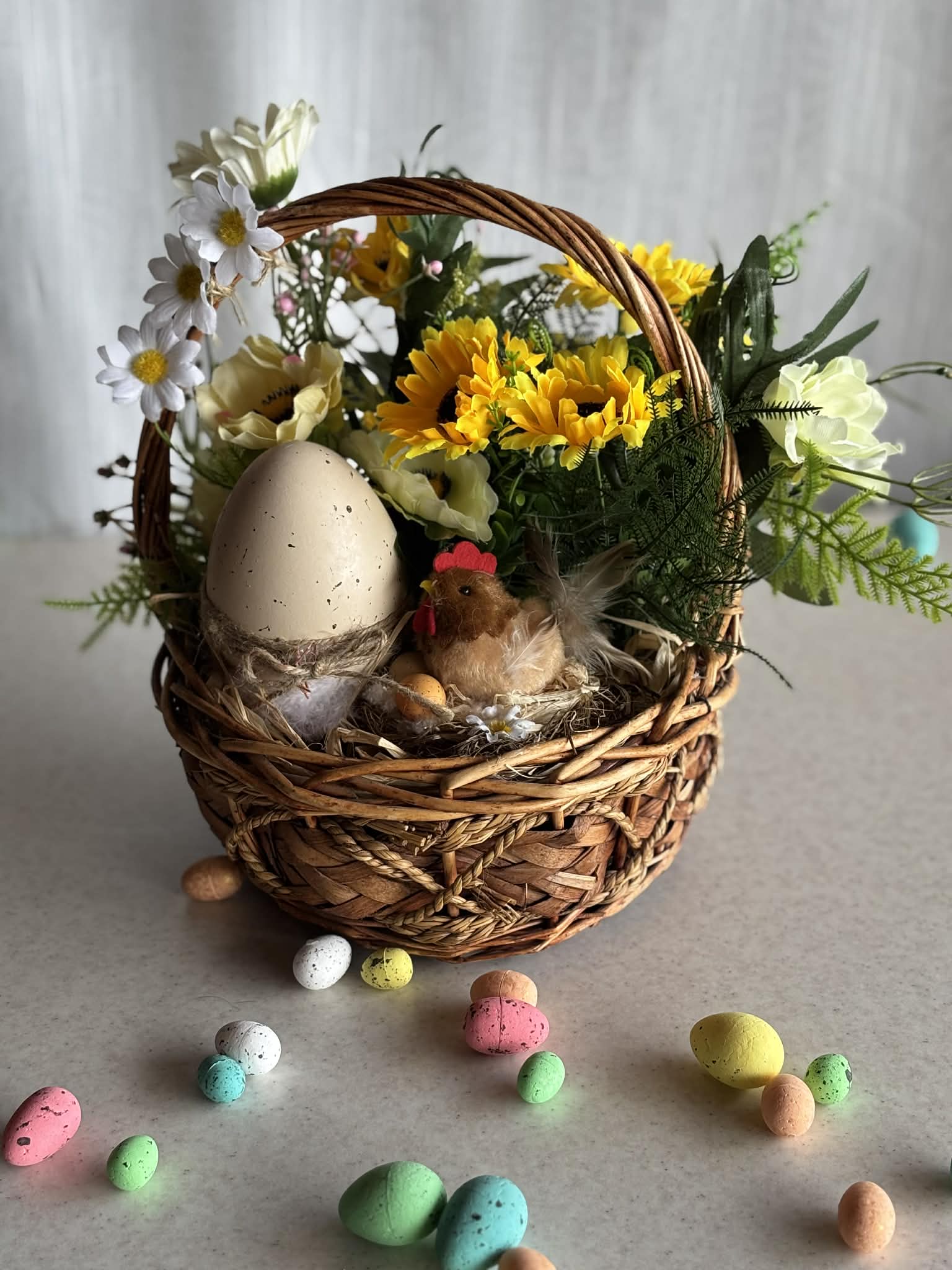 Великденска кошница с цветя