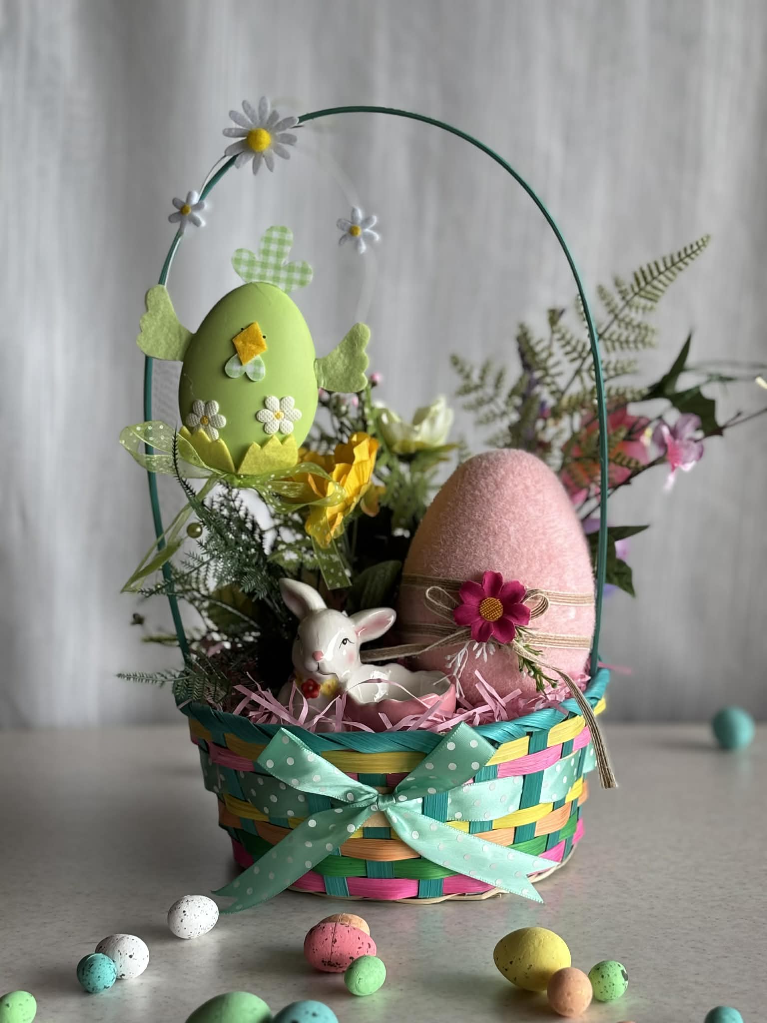 Великденска кошница с порцеланово зайче за първото червено яйце – празнична декорация15