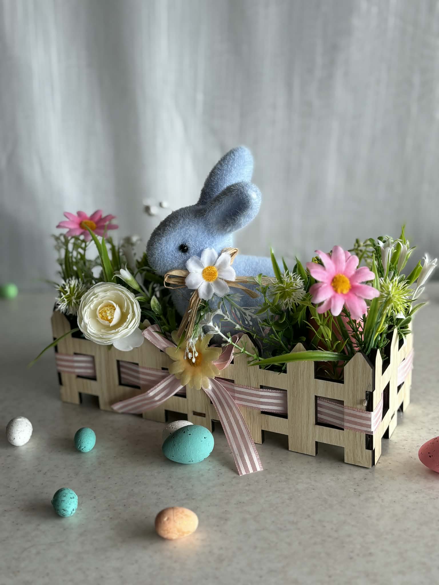 Великденска композиция със зайче, декоративни яйца и пролетни цветя – великденска украса за дома8
